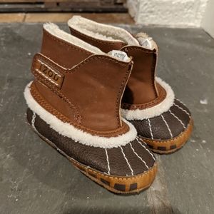 Baby Izod duck boots size. 2